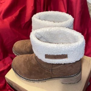 Patch detail slip on snow boots